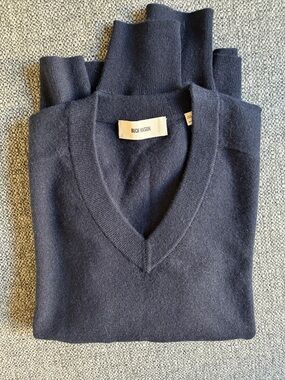 Buck Mason Navy V-Neck 100% Cashmere Sweater